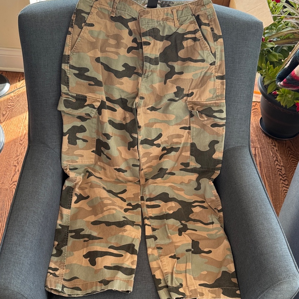 GAP women’s size 10 Tan Camouflage Cargo khaki Pants with belt loops